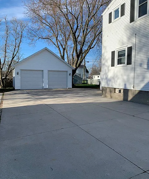 615 Fond Du Lac Ave — Photo 2