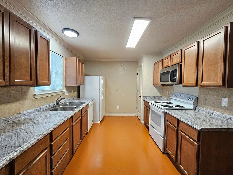 803 Leifester Cir #B — Photo 3