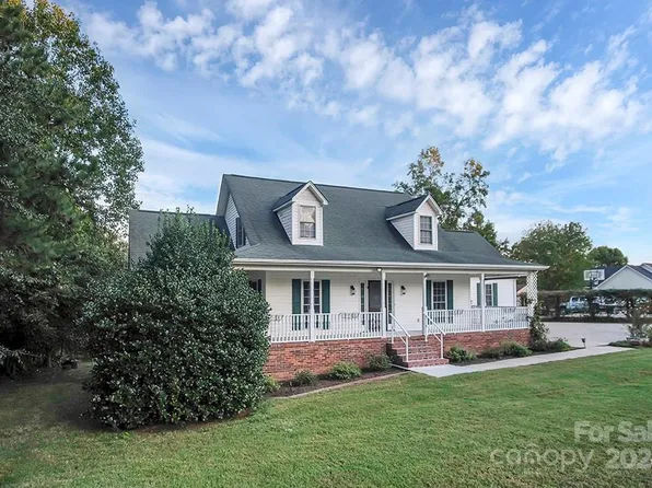 210 Harbor Point Dr, Cherryville, NC 28021