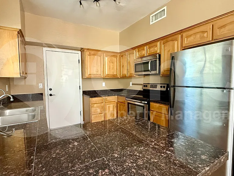 1417 N Dana St — Photo 8