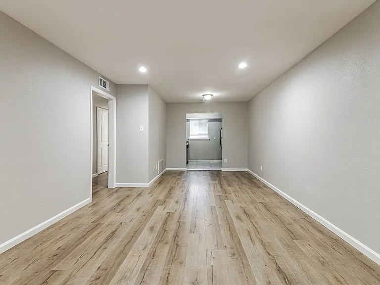 Reiger Park Apartments — Photo 37