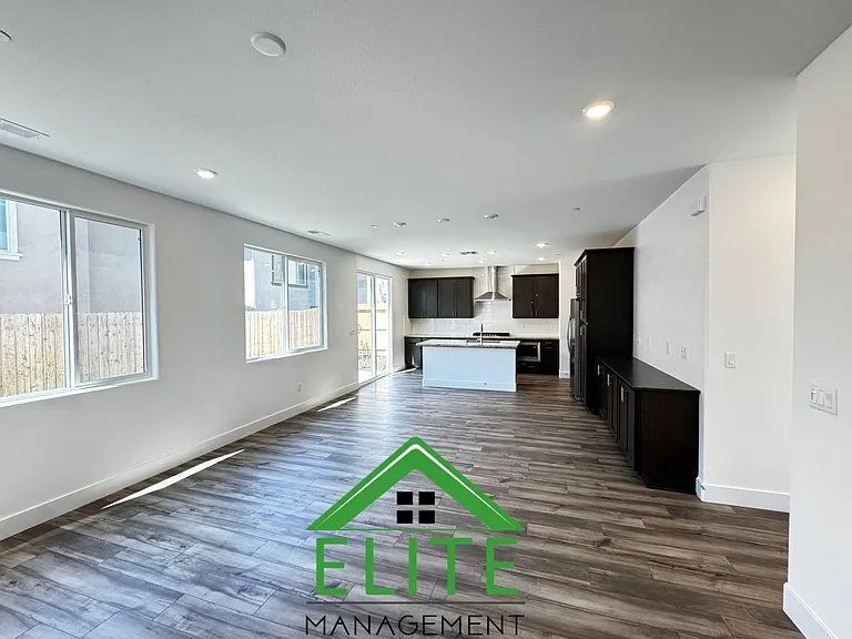 3485 Hampton Dr — Photo 4