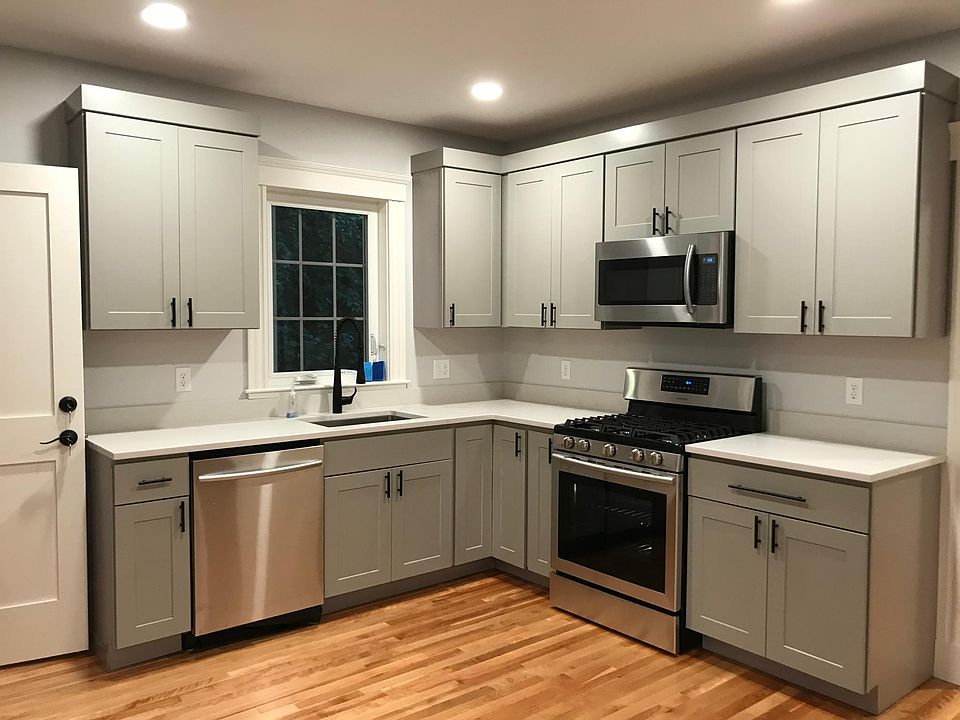 BRAND NEW KITCHEN! NEVER USED!