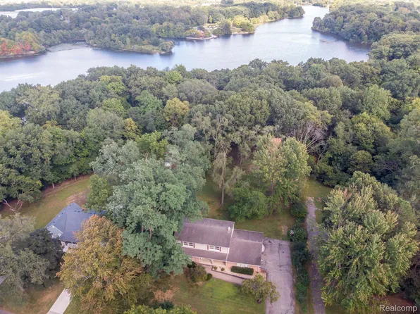 10480 Bassett St, Livonia, MI 48150