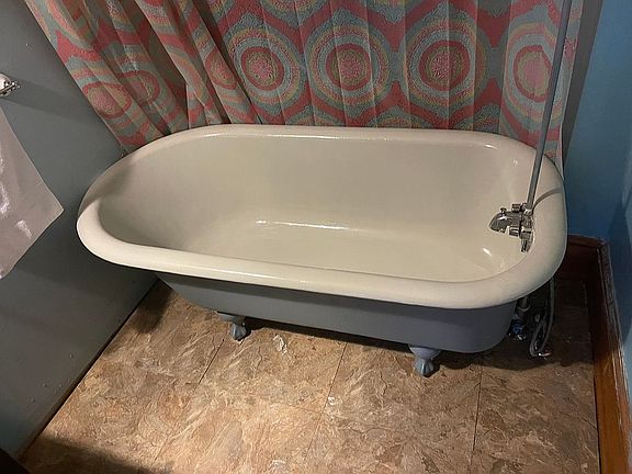 Yes it’s a claw foot!!