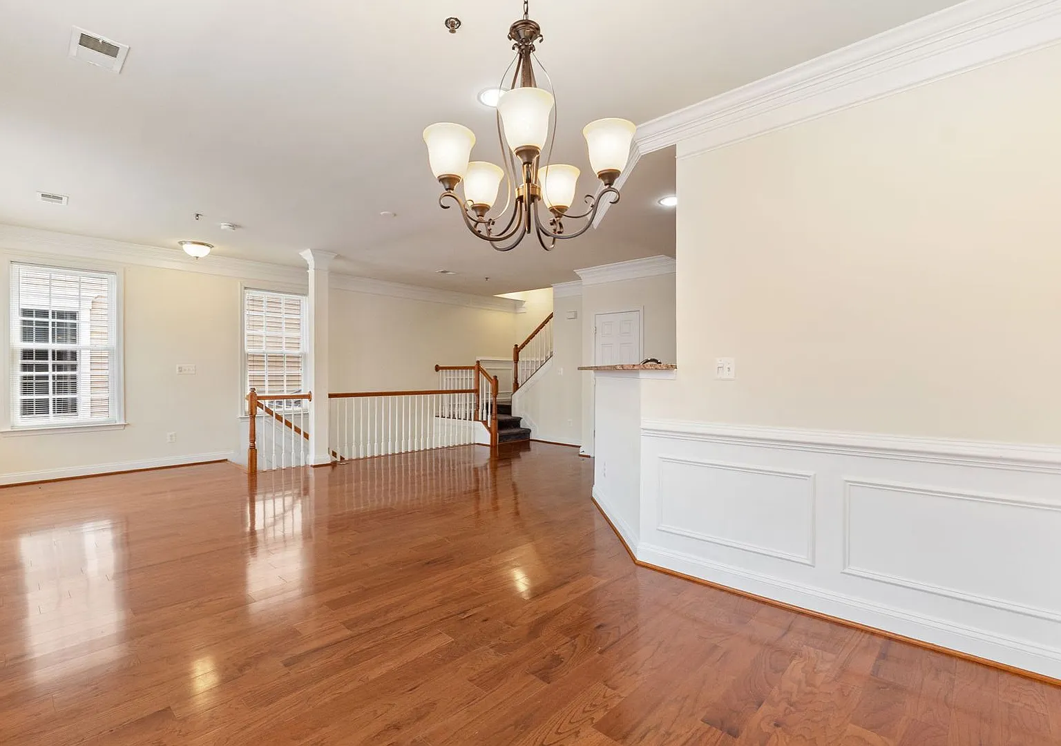 Beautifully Maintained Alexandria Townhome Minutes from Fort Belvoir & Old Town — Photo 4