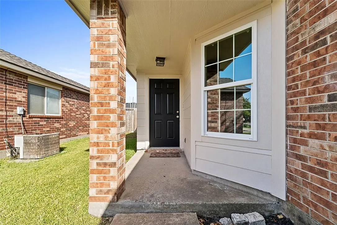 4 bed, 2.0 bath, 1703 sqft, $2,500 — Photo 4