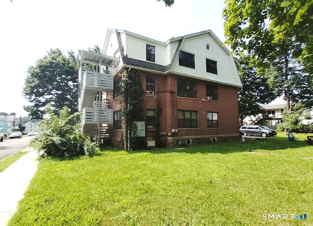 3 bed, 1.0 bath, 1308 sqft, $1,900 — Photo 2
