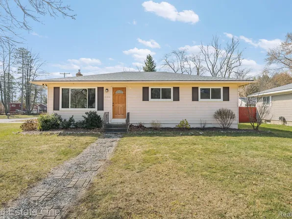 106 S Hospital Rd, Waterford, MI 48327