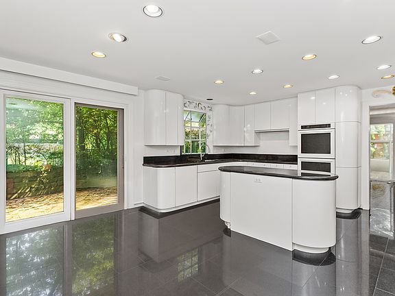 4th image of 22 Regent Wood Rd