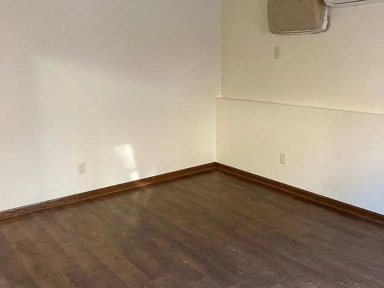Immaculate Updated 2 Bedroom — Photo 8