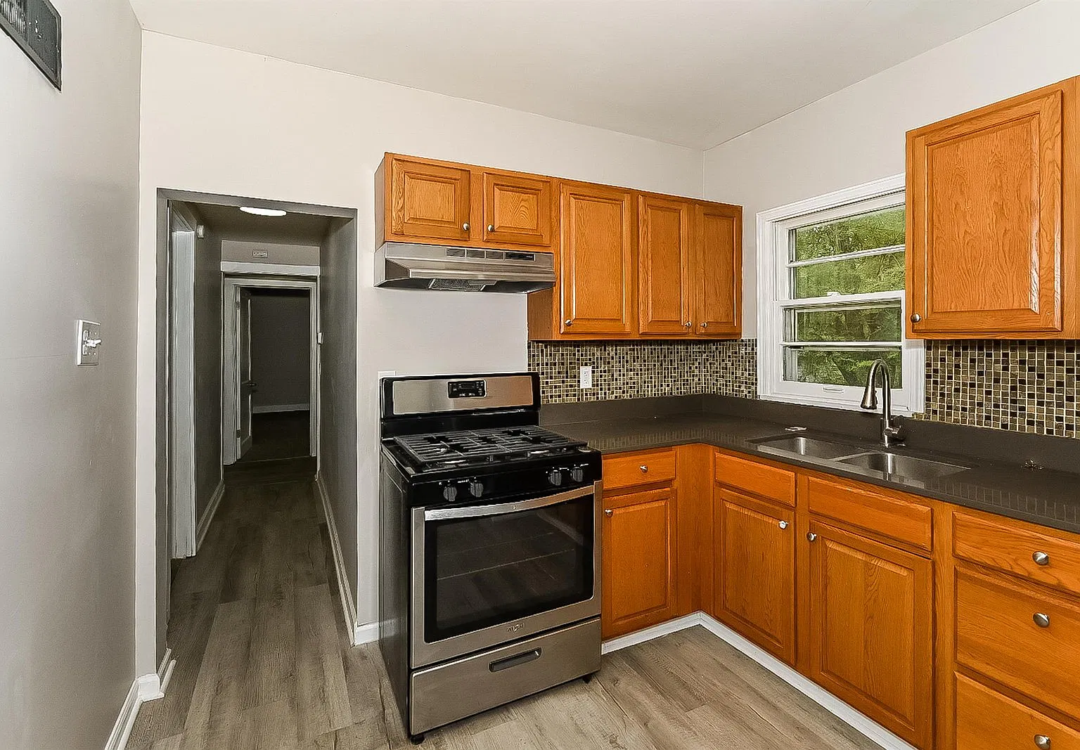 3 bed, 1.0 bath, 900 sqft, $1,250 — Photo 3