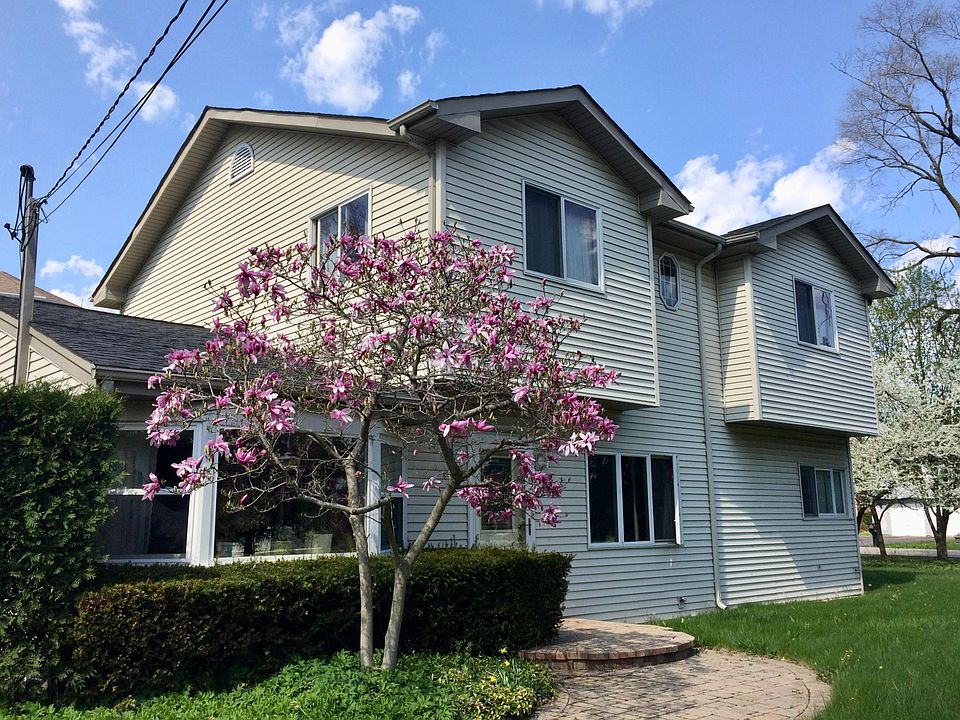 A 10 min walk to Stevenson High School, 4 bedrooms on the second floor, two offices on the first floor, 3.5 bathrooms, detached garage.