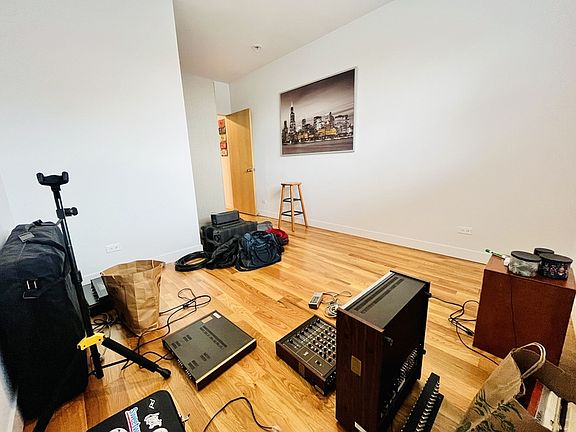 5th image of 806 S Claremont Ave #2