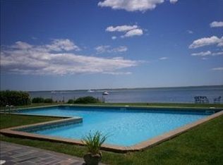 12 Last Ln, Hampton Bays, NY 11946