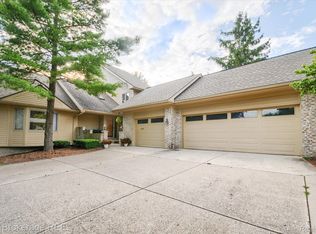 8080 Pepperwood Dr, Grand Blanc, MI 48439