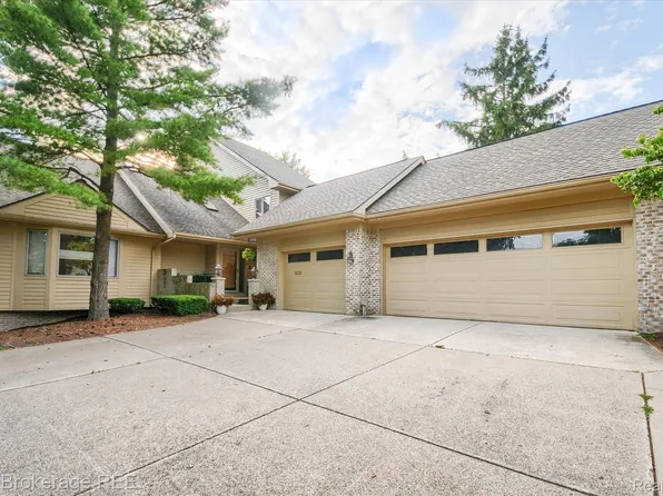 8080 Pepperwood Dr, Grand Blanc, MI 48439