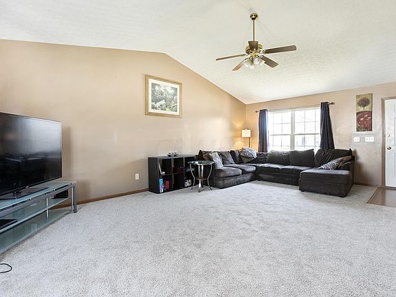 3rd image of 727 Academy Dr