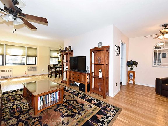 3rd image of 6 Birchwood Ct APT 2J