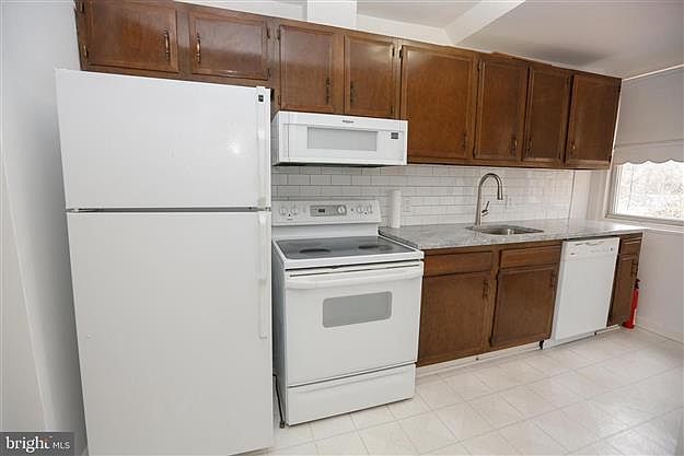 Full kitchen with washer dryer to the left (not seen n picture)