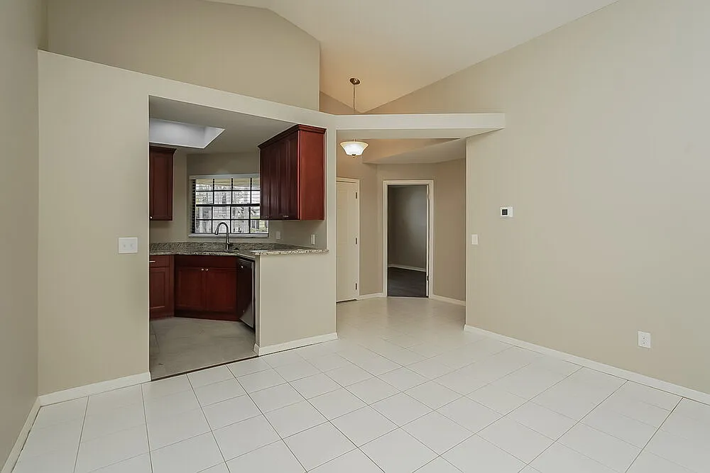 3 bed, 2.0 bath, 1280 sqft, $2,415 — Photo 3
