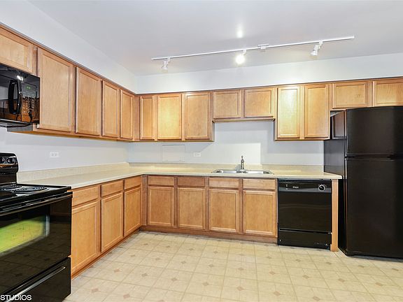 03_550SheridanSq1C_5_Kitchen_HiRes