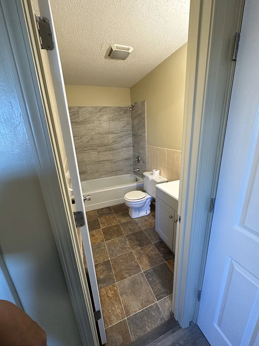 Building Photo - 2500 Highland Dr #A7