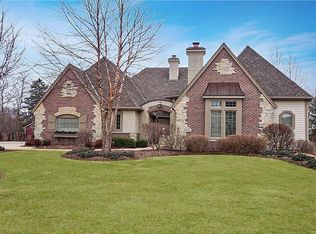 2110 Carriage Hills Dr, Delafield, WI 53018