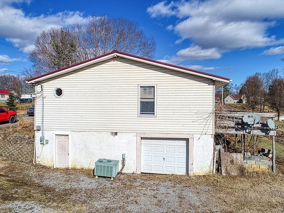 4th image of 1611 1/2 Pershing Ave