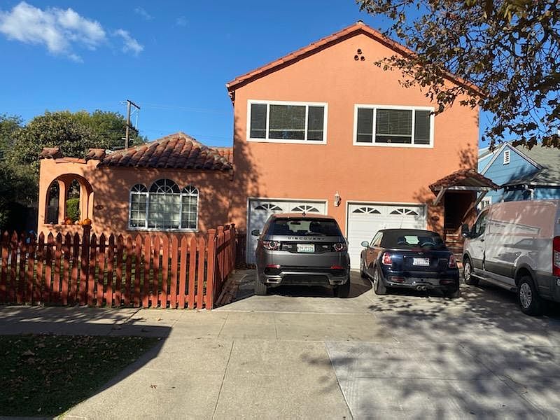 unit for rent is on the right side, the whole second floor is your unit.