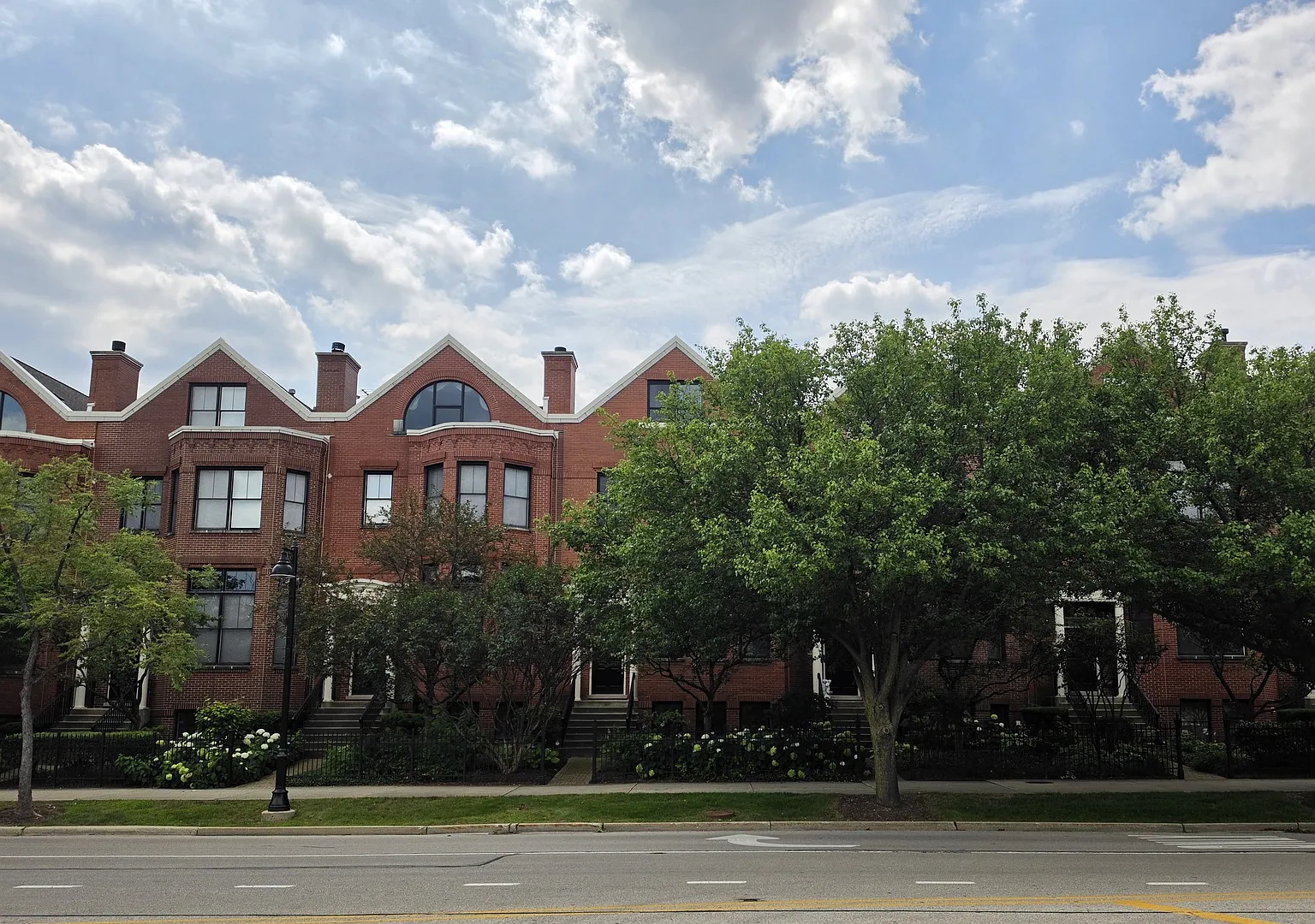 3 bed, 4.0 bath, 3210 sqft, $6,500 — Photo 3