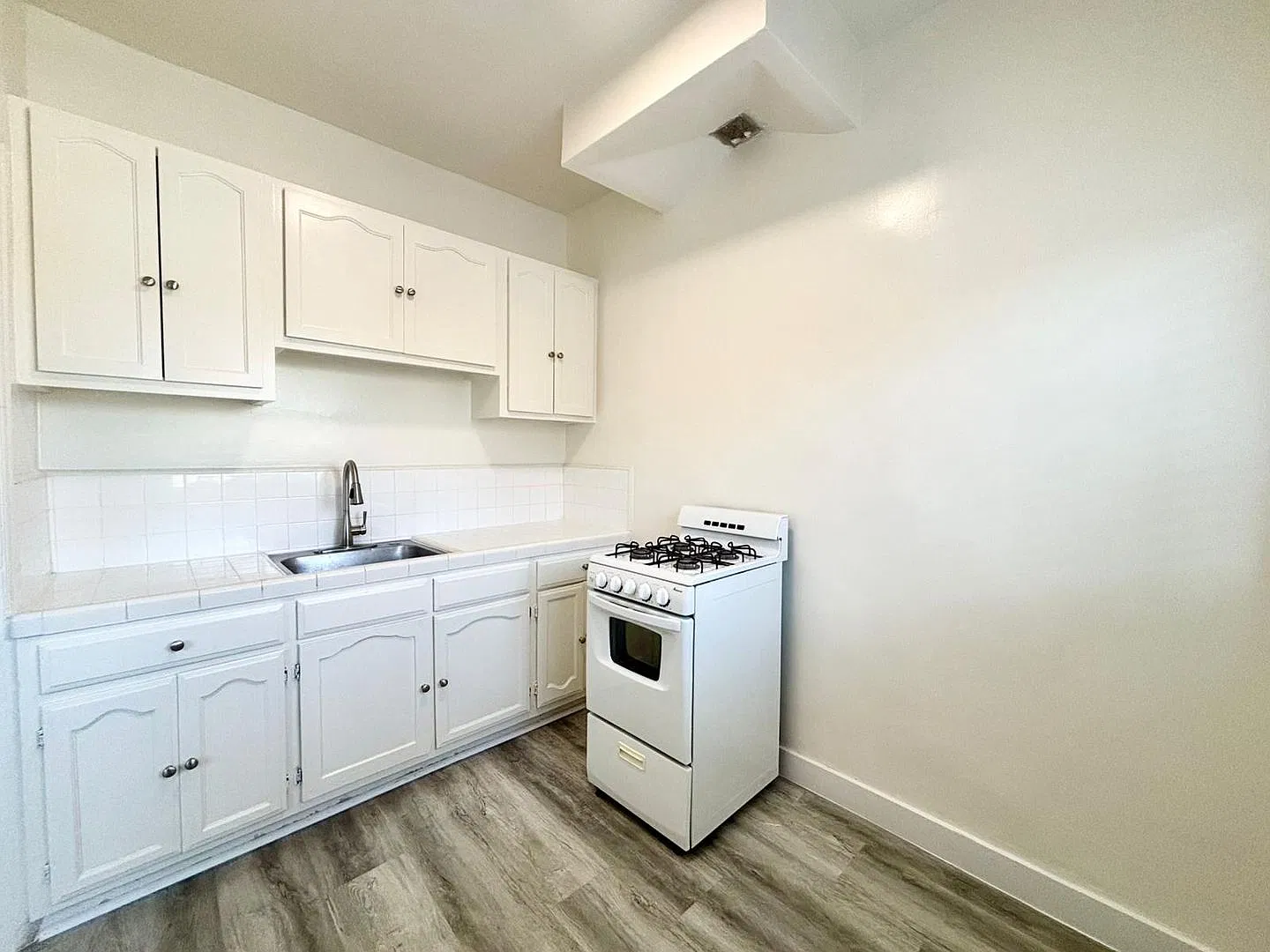 147 S Normandie Ave — Photo 3