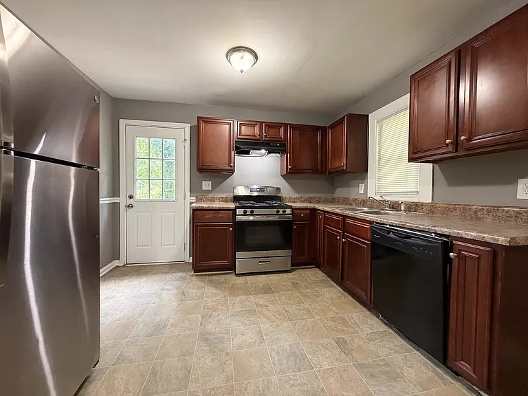 1426 Joy Ln — Photo 5