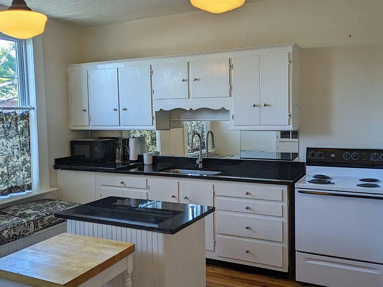 168 Court Sq — Photo 1
