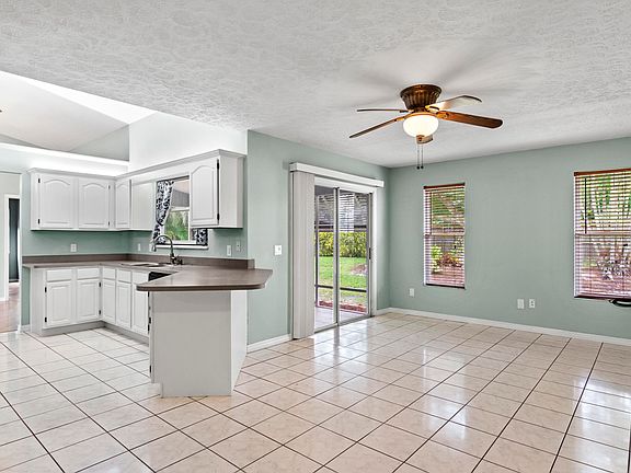 5th image of 414 SE Whitmore Drive