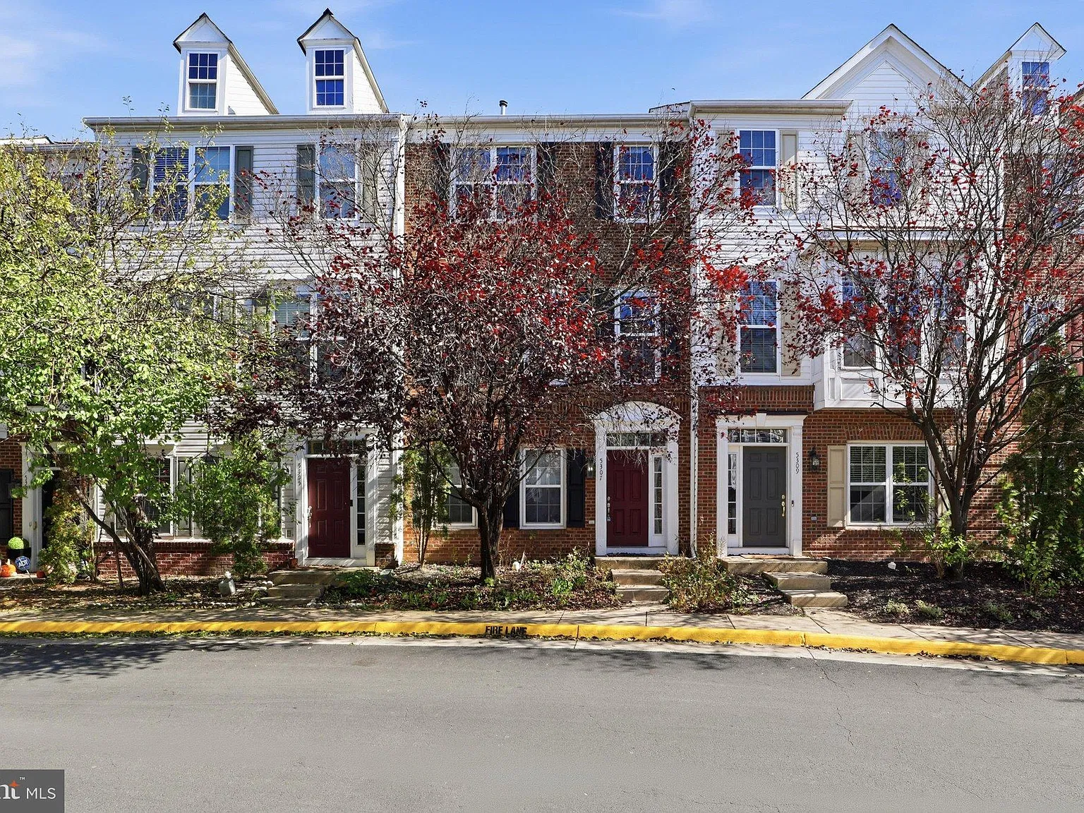 4 bed, 4.0 bath, 1624 sqft, $3,200 — Photo 2