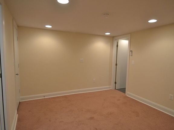 LL 1 bed with yard $1895 for Sept move in