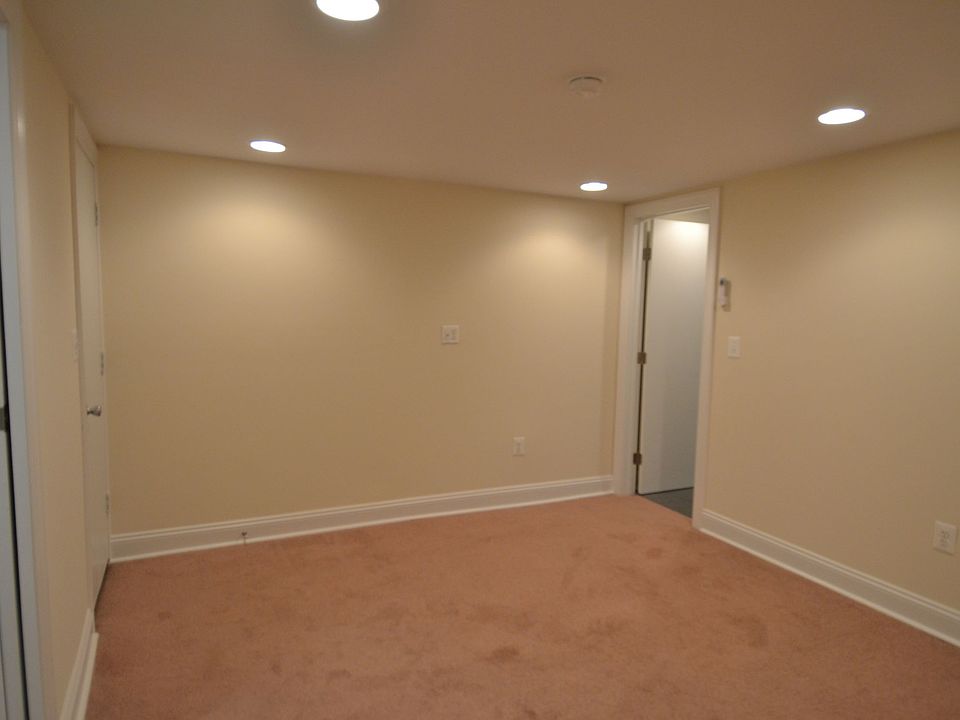 LL 1 bed with yard $1895 for Sept move in