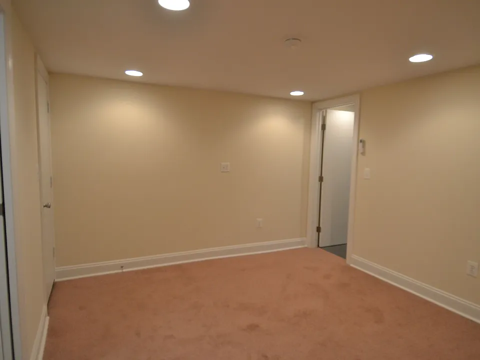 LL 1 bed with yard $1895 for Sept move in