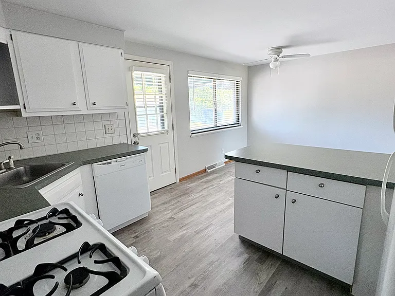 231 Greenmeadow Dr — Photo 3