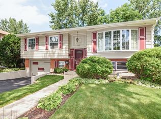 1032 Valley Stream Dr, Wheeling, IL 60090