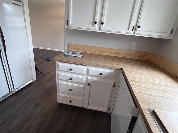 4th image of 2436 La Jolla Dr NW