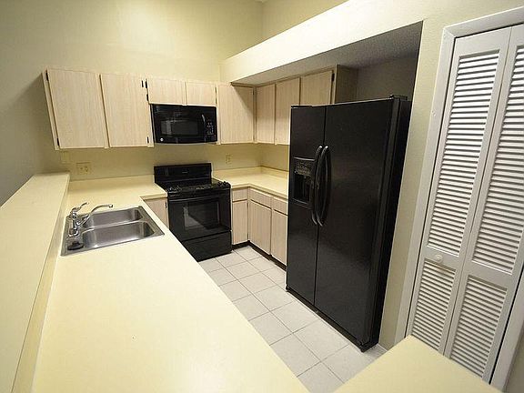 3rd image of 1130 Tuxford Dr #9