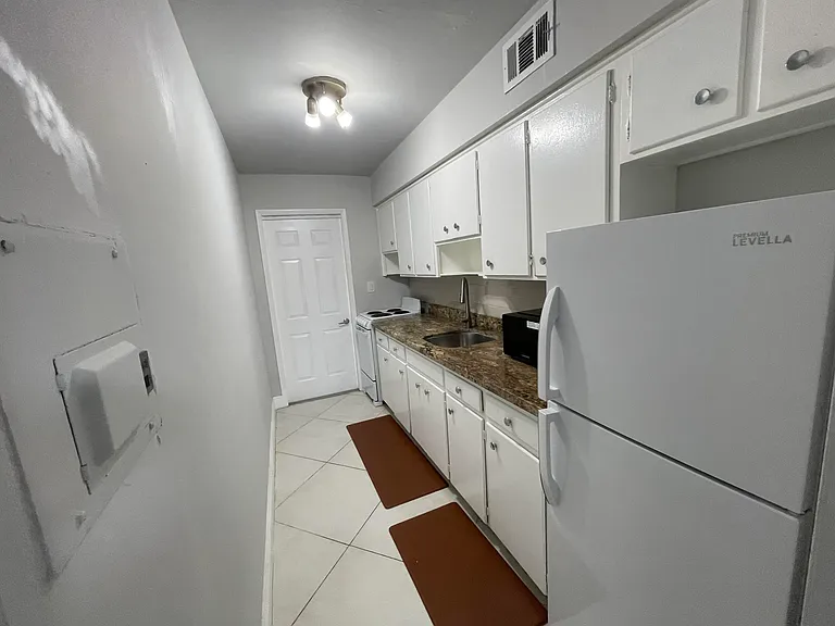 1708 NE 20th Ave #3 — Photo 3