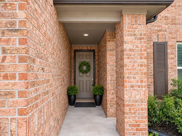2040 Ezell Dr, Iowa Colony, TX 77583