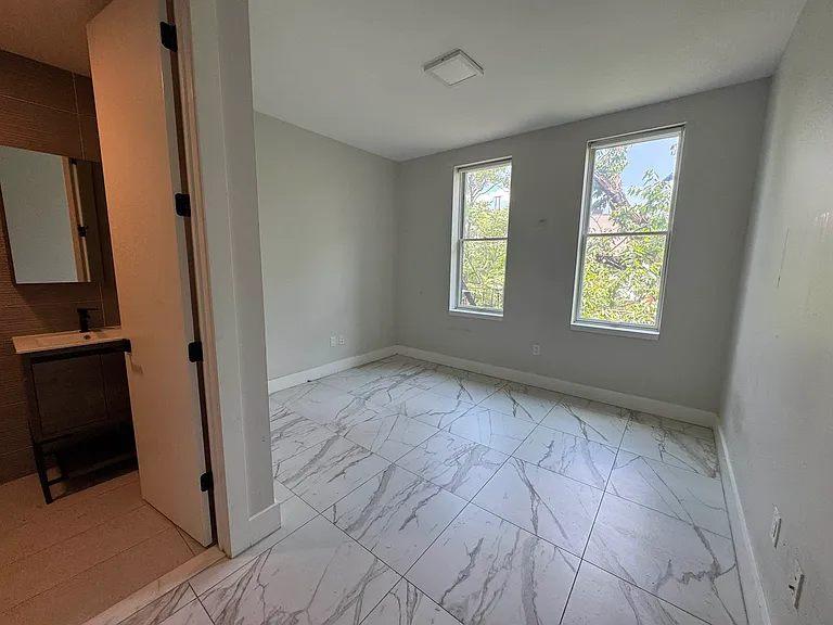46 Starr St #2R — Photo 4