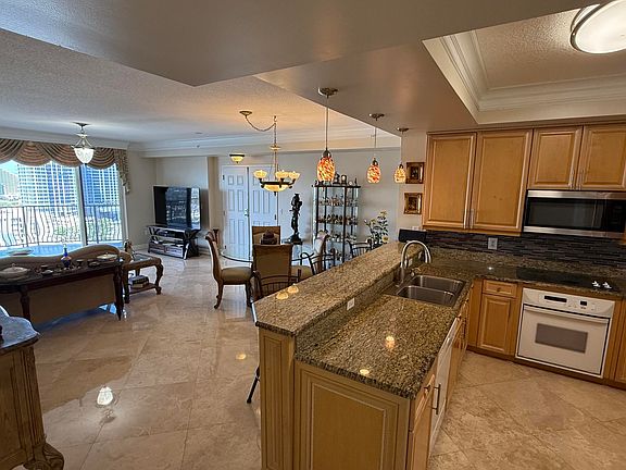 4th image of 100 S Birch Road #1703f