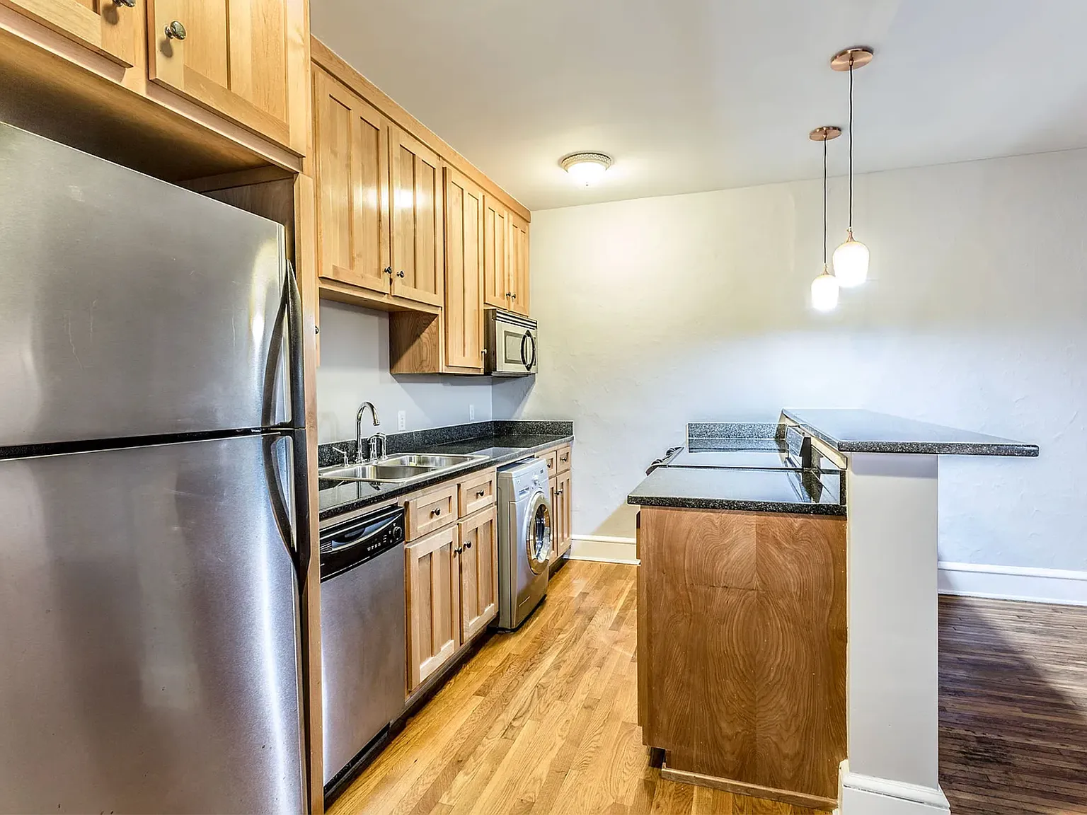 2 bed, 880 sqft, $1,900 — Photo 3