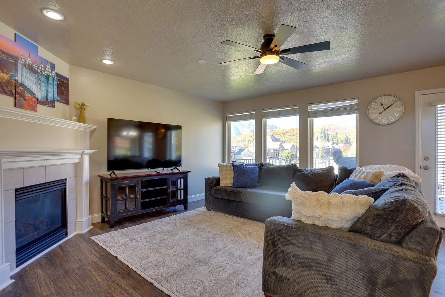 3 bed, 2.0 bath, 2389 sqft, $4,182 — Photo 2