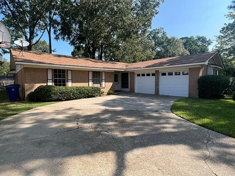 1140 Homewood Dr — Photo 1